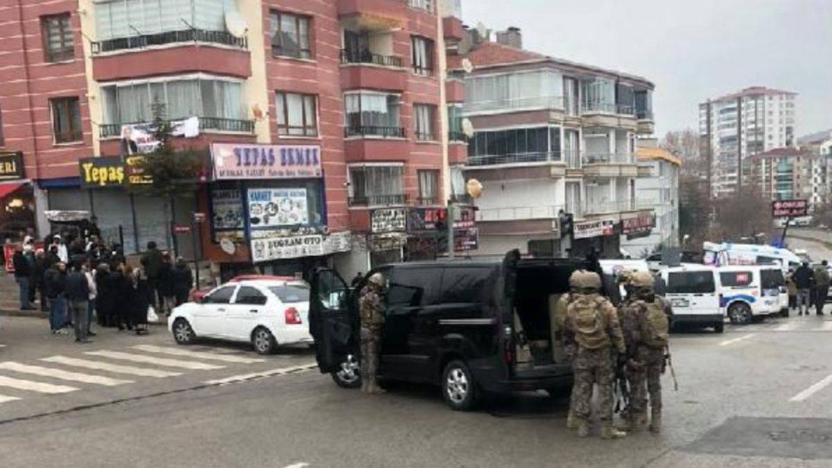 Emlakçı ofisinde intihar etti