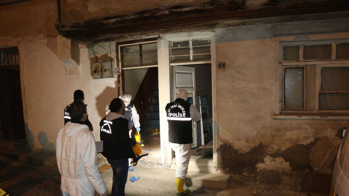 Babasını öldürüp cesedini sobada yakmaya çalıştı