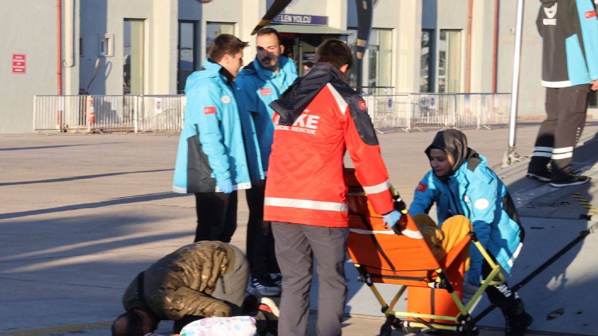 Türkiye'ye getirilen Filistinli baba, şükür secdesi yaptı