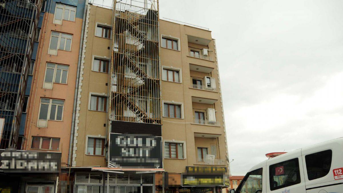 Oturduğu dairede ölü bulundu