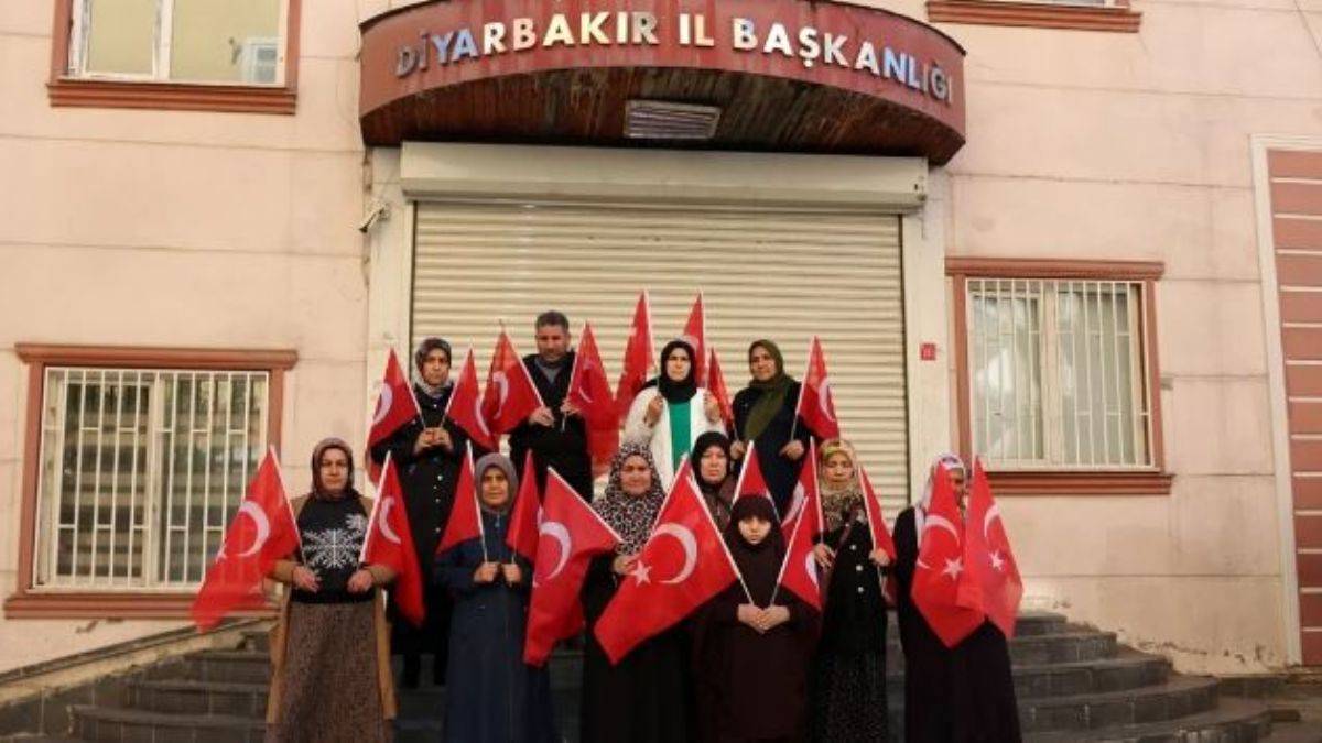 Diyarbakır anneleri: Mehmetçiğimizin yanındayız