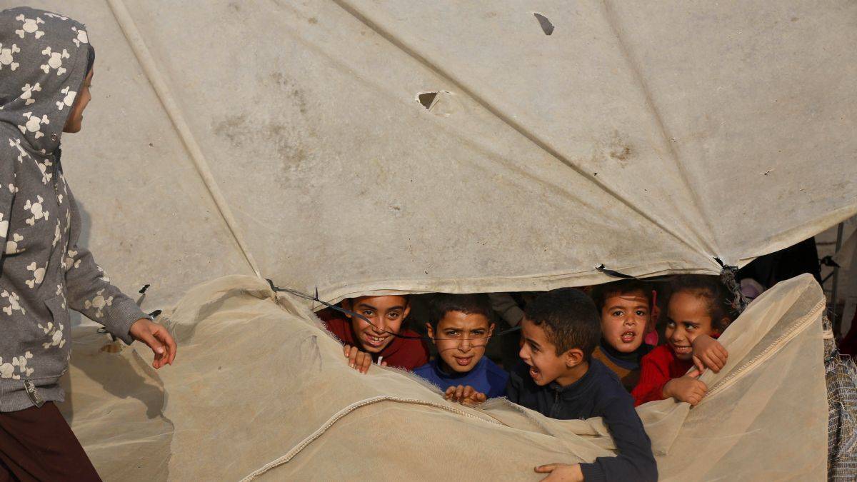 Evlerini terk eden Gazzelilerin çadır hayatı