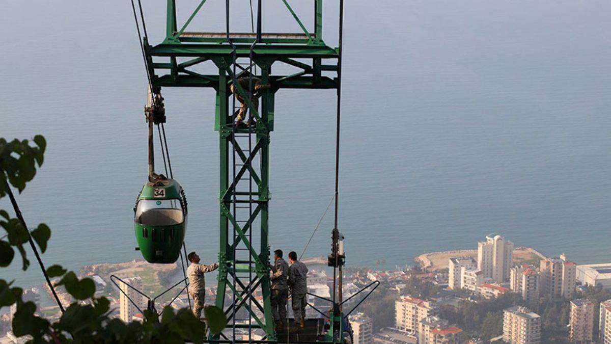 Lübnan'da 19 kişi teleferikte saatlerce mahsur kaldı
