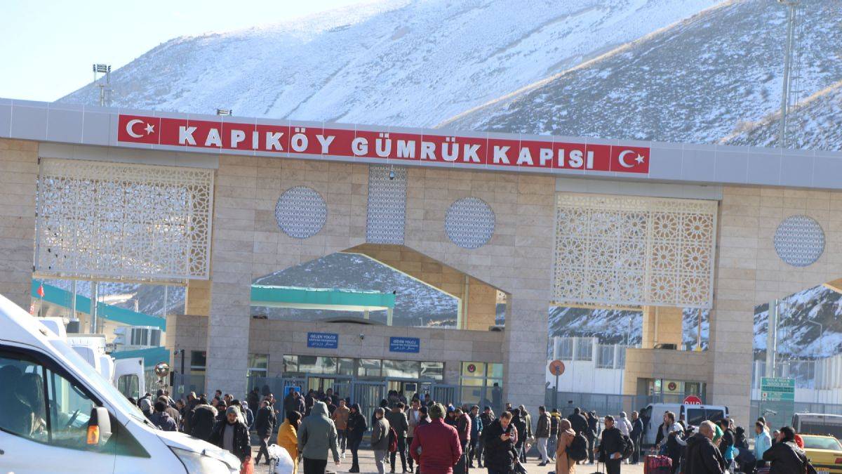 İranlı turistler Van'a akın ediyor