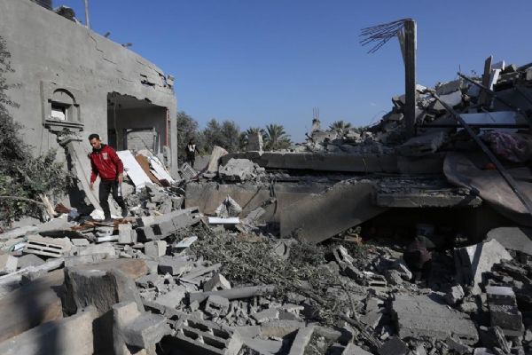 İsrail'in Gazze'ye düzenlediği hava saldırılarında en az 68 kişi öldürüldü