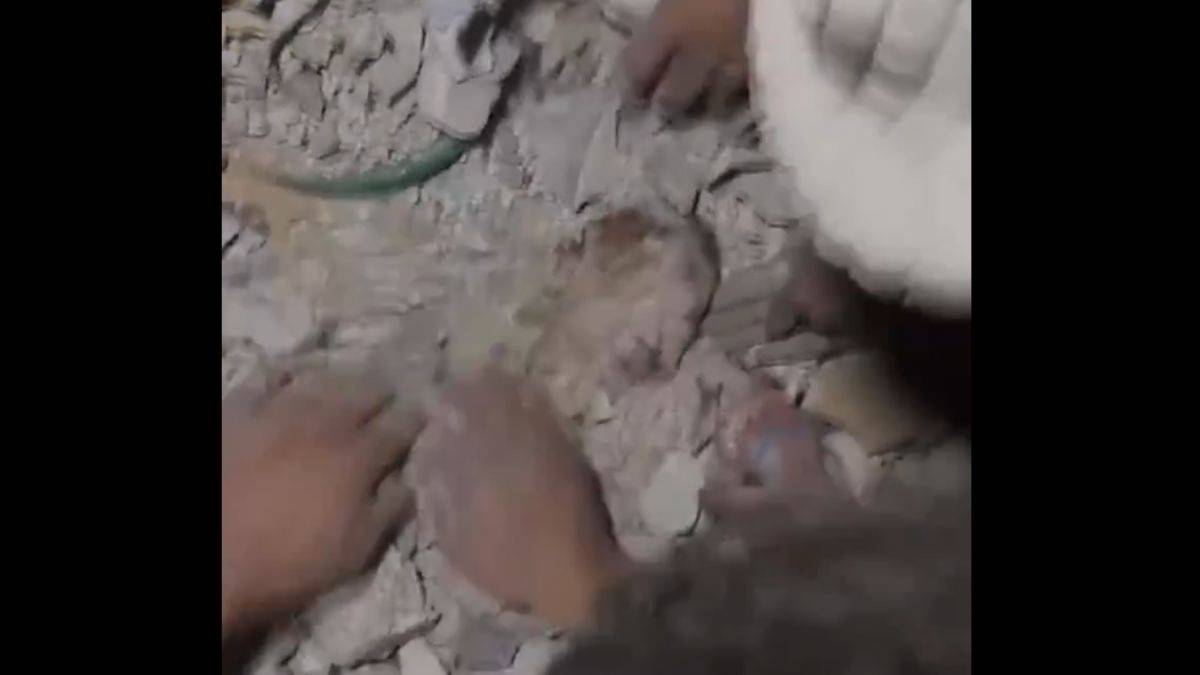 İsrail vahşeti; enkaz altında kalan bebek kurtarıldı