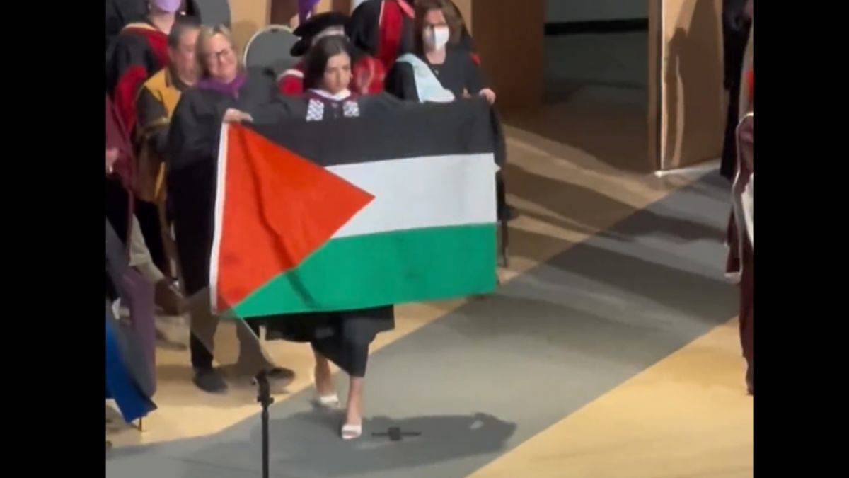 İsrail için dua edilince Filistin bayrağını çıkardı