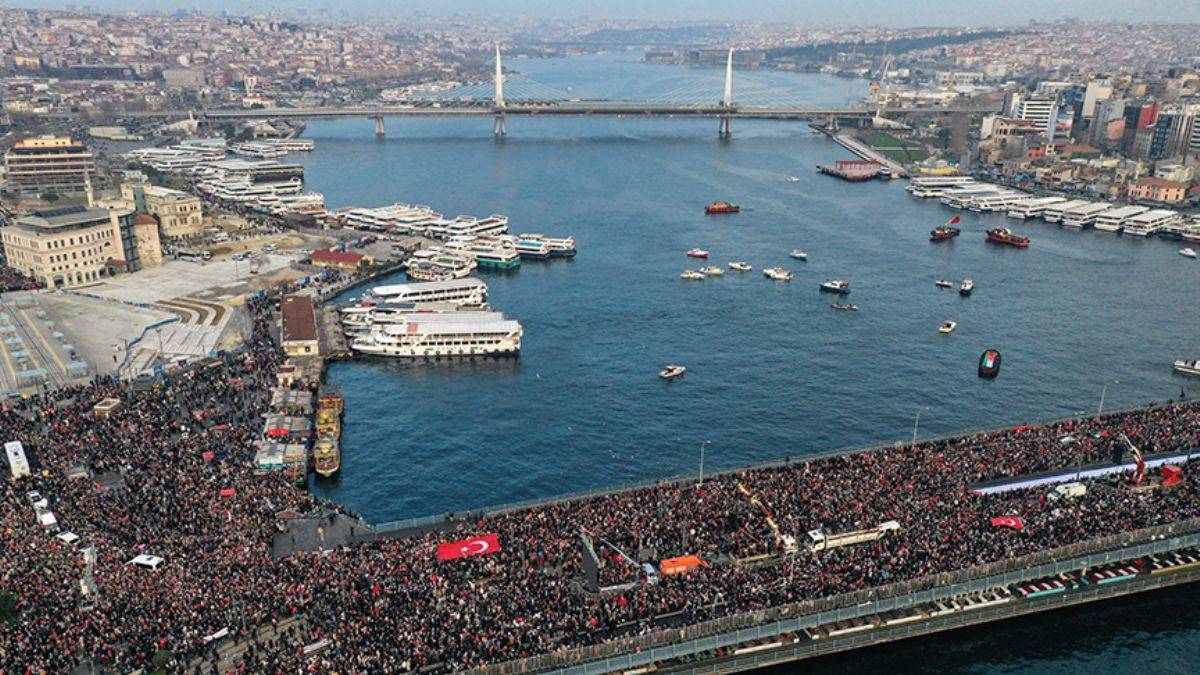 Galata Köprüsü'ndeki şehitler yürüyüşü dünya medyasında