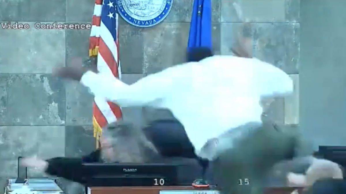 Kararı duyunca hakimin üzerine uçarak saldırdı