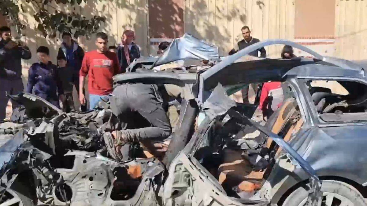 İsrail, Gazze'de gazetecilerin aracını bombaladı