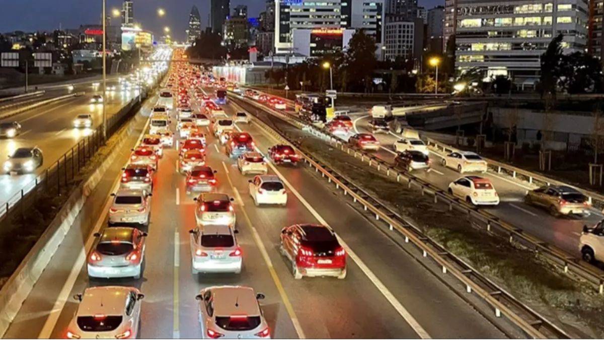 İstanbullular haftanın ilk gününe yoğun trafikle başladı!