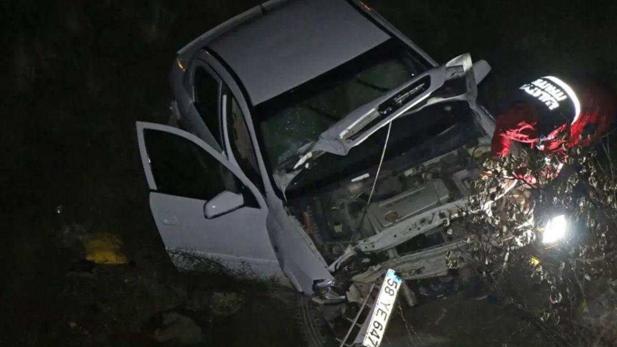 Otomobil şarampole devrildi! 4 yaralı