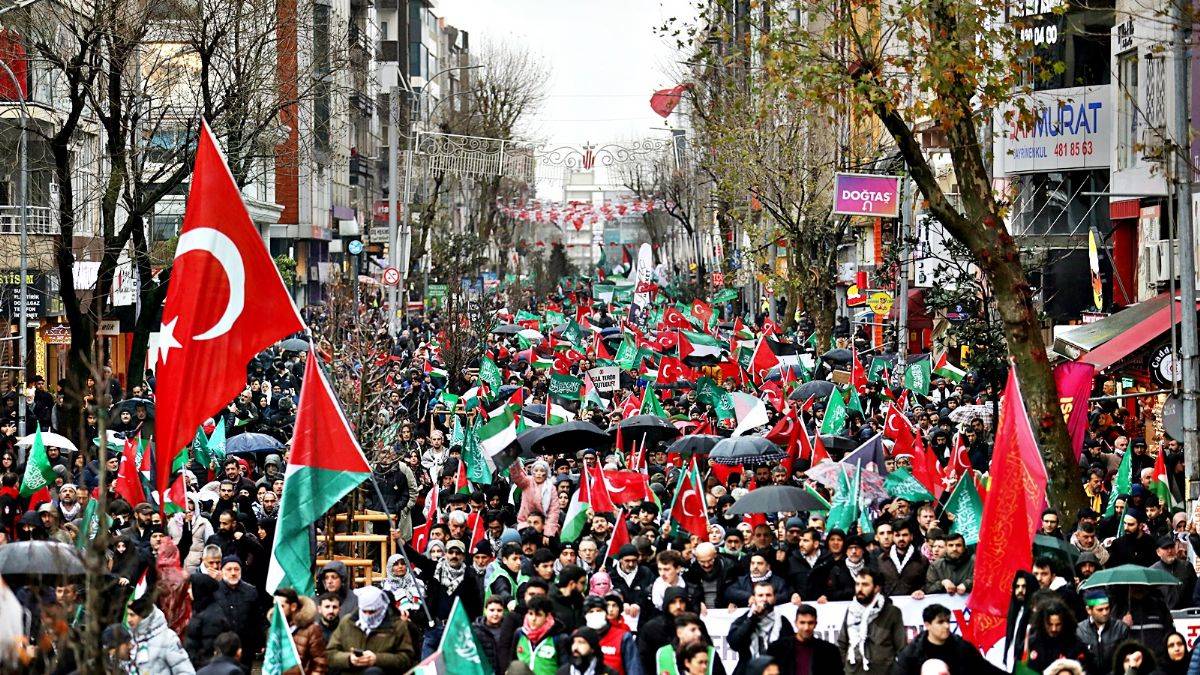 On binler Ümraniye'de şehitlerimiz ve Filistin için yürüdü