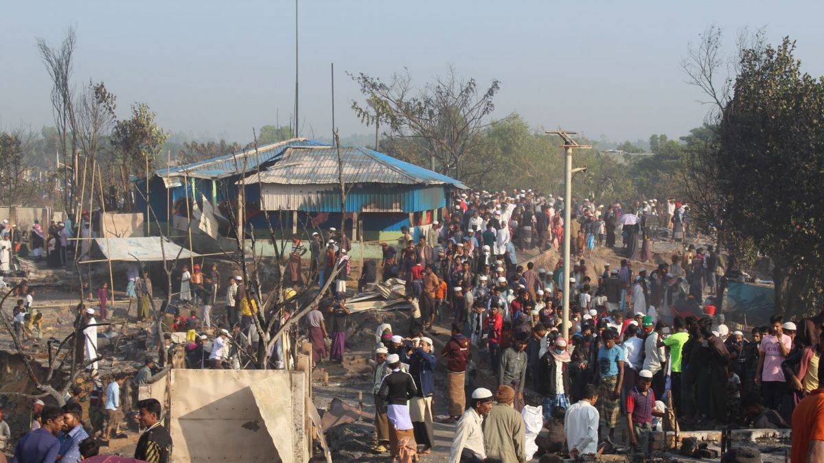 Arakanlı Müslümanların yaşadığı mülteci kampında büyük yangın