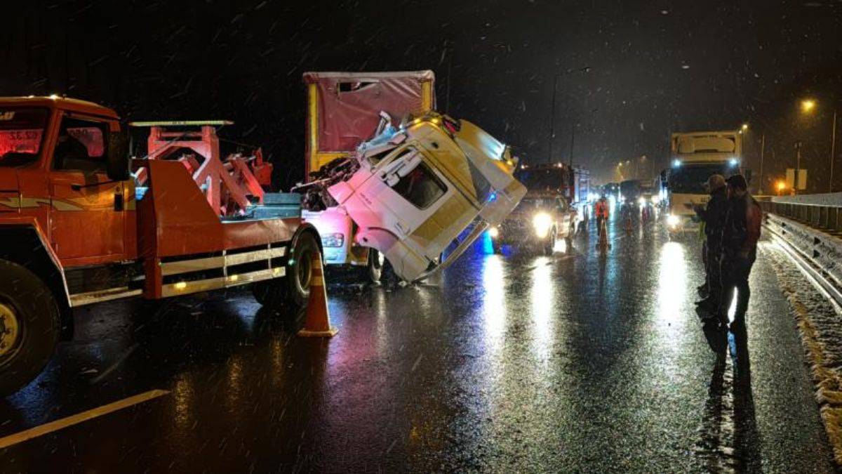 Anadolu Otoyolu'nda 2 tır çarpıştı