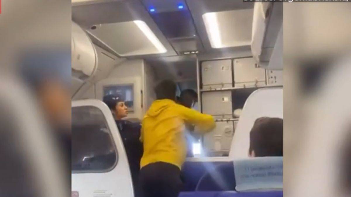 Uçuşun gecikeceğini duyuran pilota saldırdı