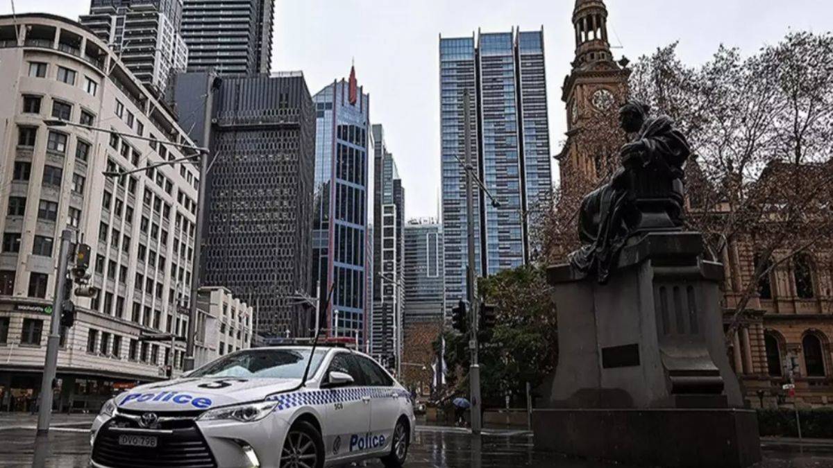 ''Nazi selamı'' vermekle suçlanan bir kişi hapis cezasıyla karşı karşıya