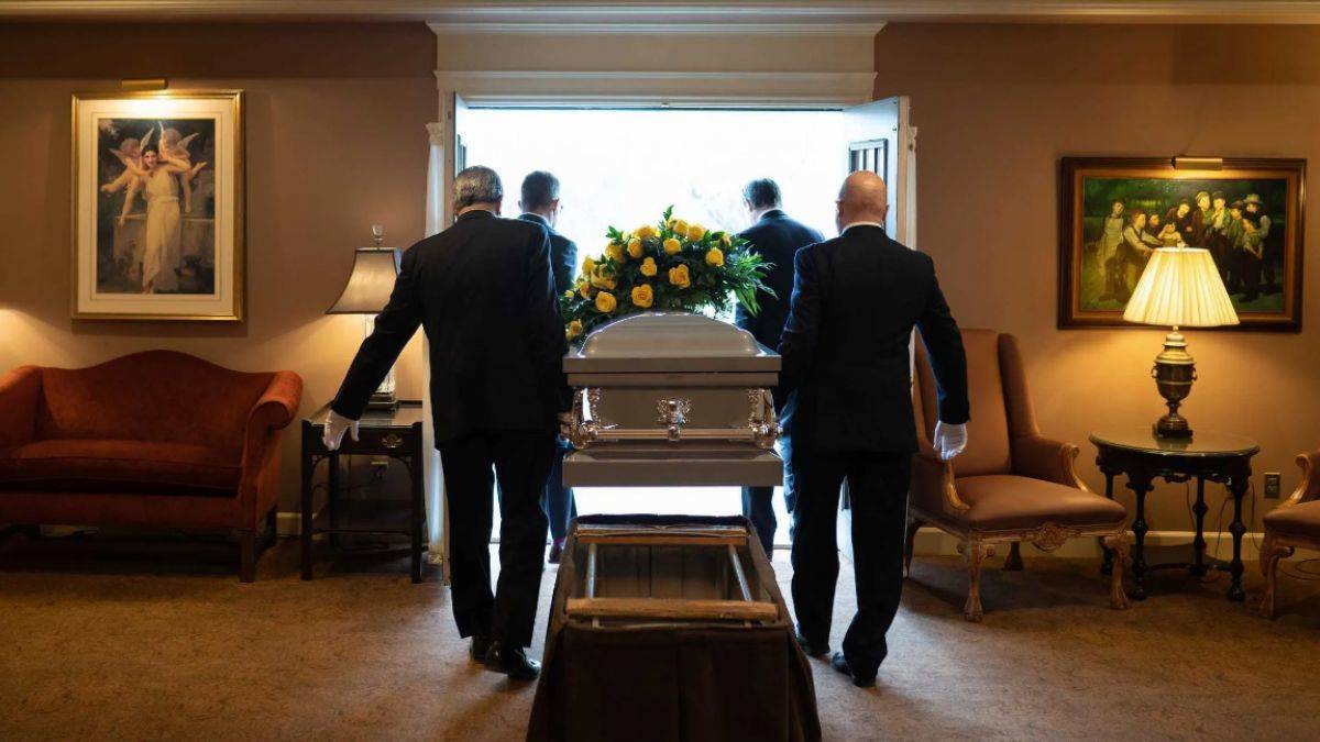 İngilizler cenaze masrafı için eşyalarını satıyor