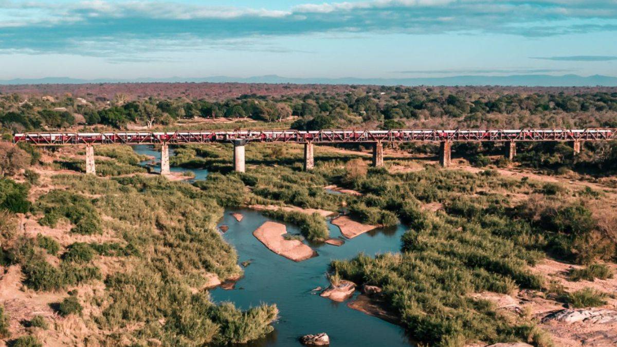 Hiçbir yere gitmeyen trene turist akını