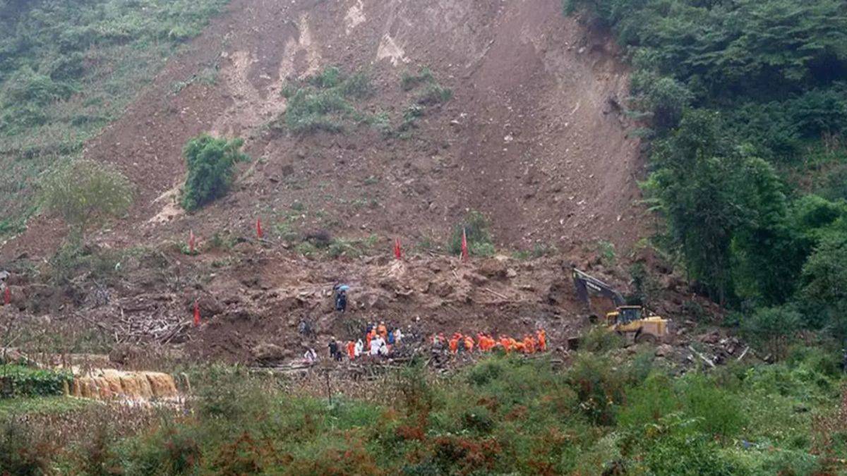 Çin'in Liangşui köyünde meydana gelen heyelanda 47 kişi toprak altında mahsur kaldı