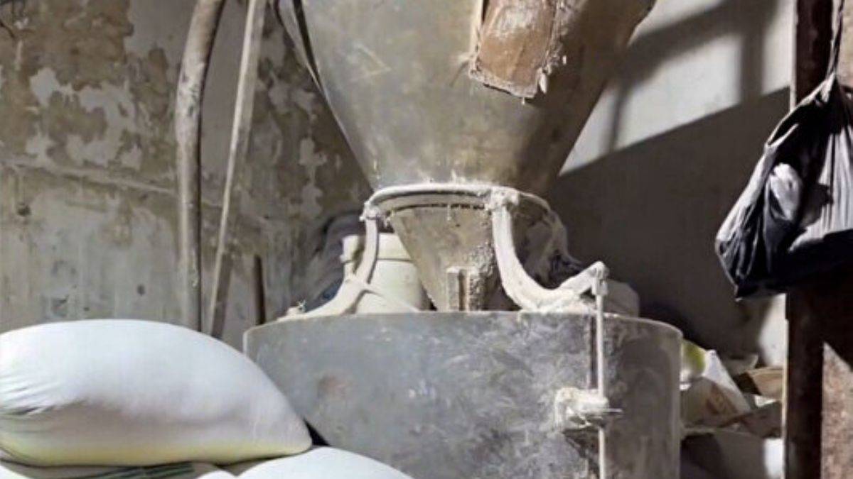 Gazze'nin kuzeyinde insanlar hayvan yemlerini öğütüp un yapmak zorunda kalıyor