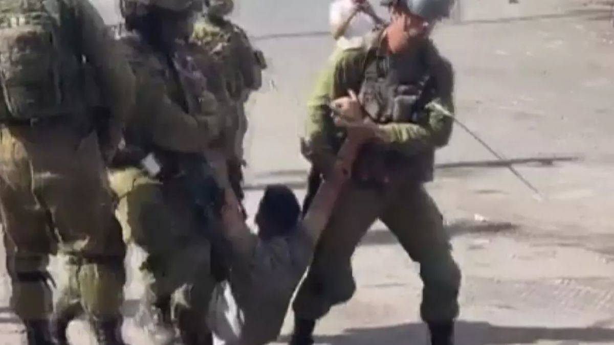 Soykırımcı İsrail askerlerinden hain saldırı! Filistinli genci metrelerce sürüklediler