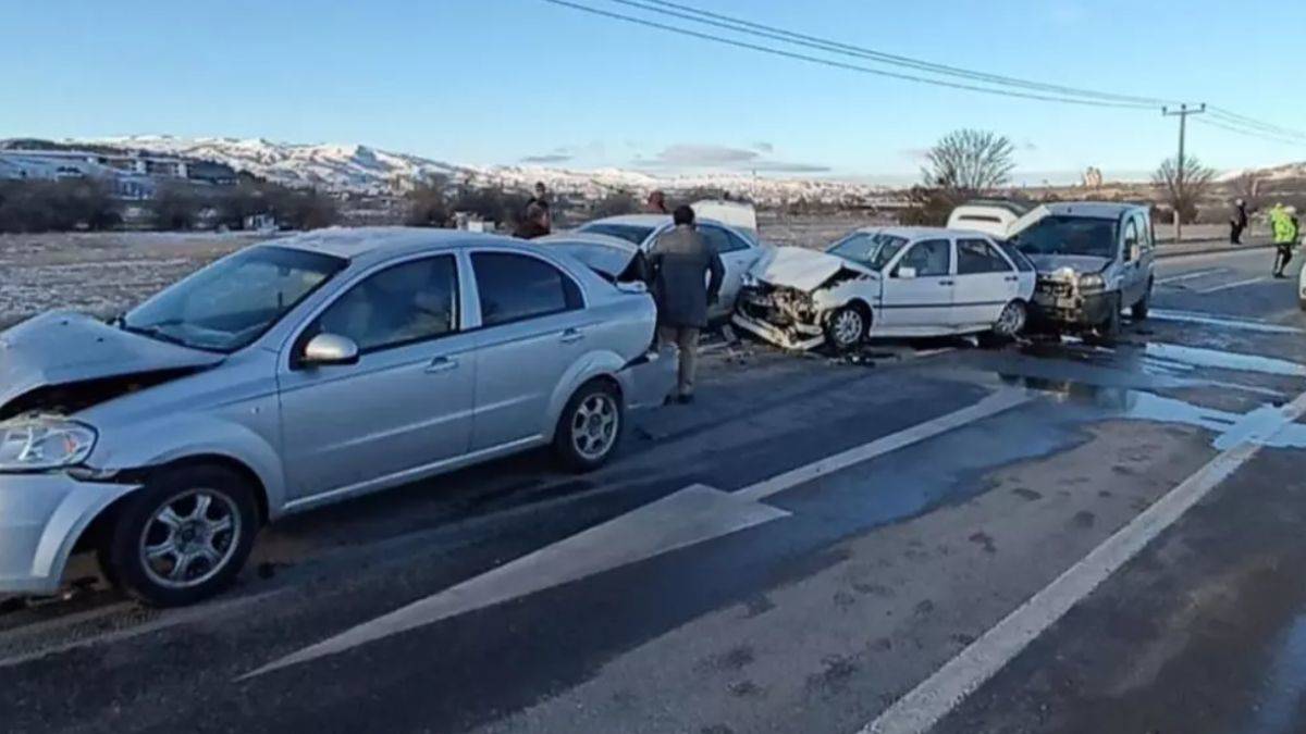 Sivas'ta zincirleme trafik kazası! 10 araç birbirine girdi