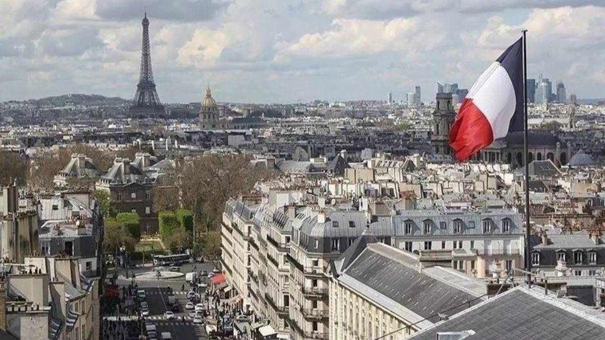 Fransa'da aşırı sağın oylarıyla Parlamento'dan geçirilen göç yasası Resmi Gazete'de yayımlandı