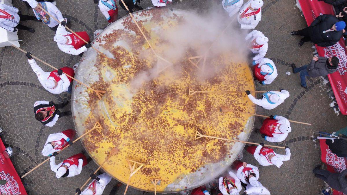 Eskişehir'de 7,5 ton sucuk dağıtıldı, dev tavada sucuklu yumurta