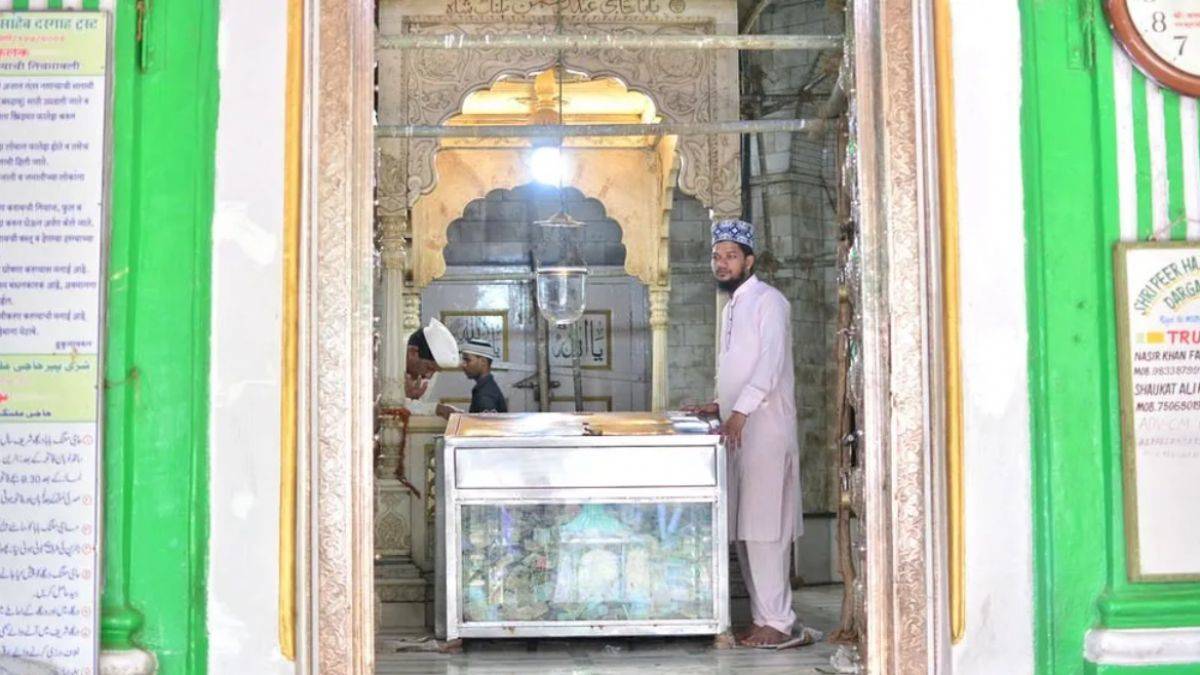 Müslümanların türbesine Hindu siyasetçi sahip çıkınca ortalık karıştı