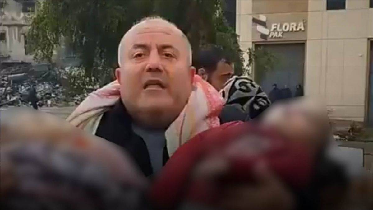 İsrail'in öldürdüğü iki bebeği kucağına alarak haykırdı: Bu çocuklar ne yaptı?