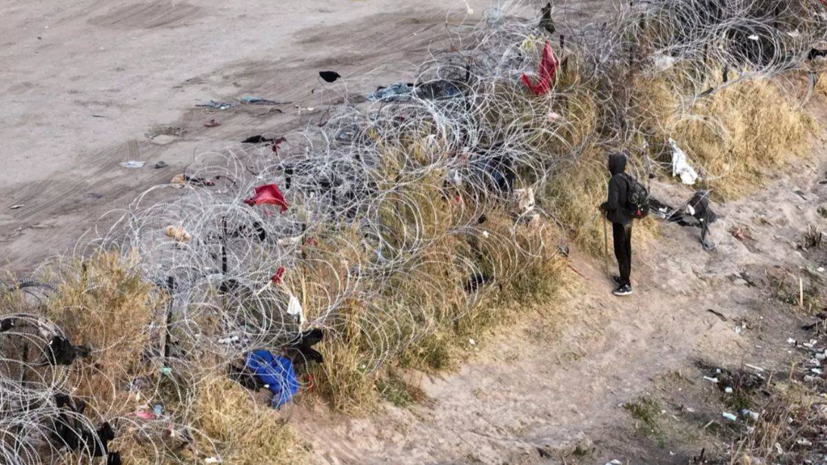 ABD'de düzensiz göçmenler El Paso sınırından tel örgüleri aşarak kolay geçiş yapıyor