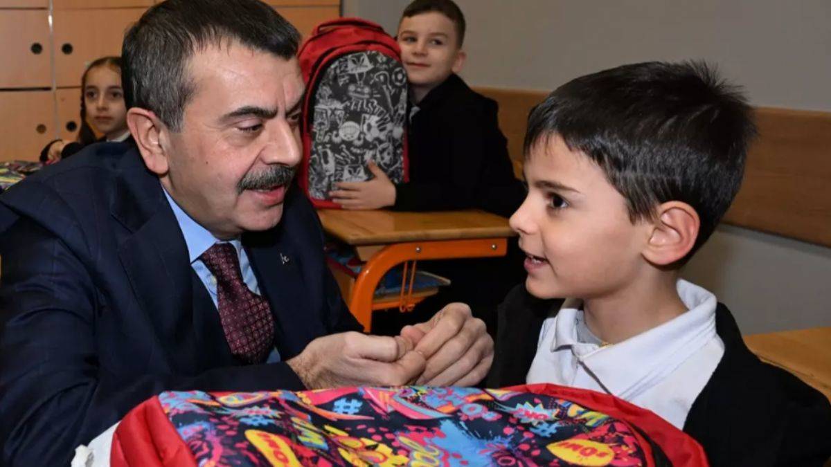 Bakan Tekin, öğrencilerin gülümseten sorularına cevap verdi