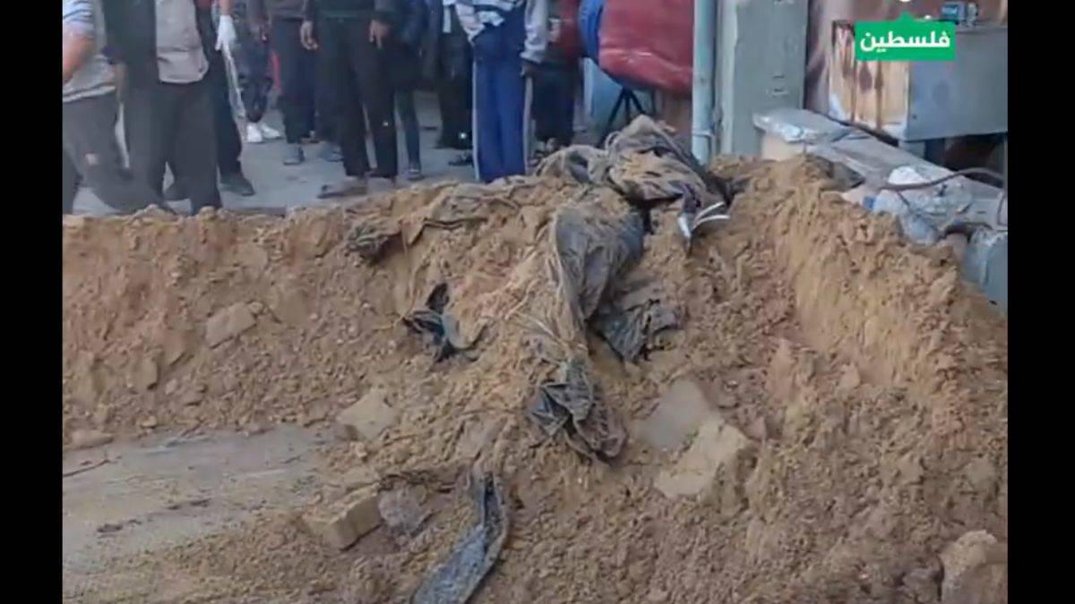 Gazze'de elleri ve gözleri bağlı 30 cenaze bulundu