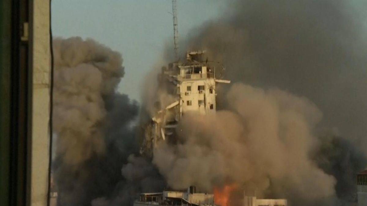 İsrail, Aksa Üniversitesi'nin binalarını bombaladı