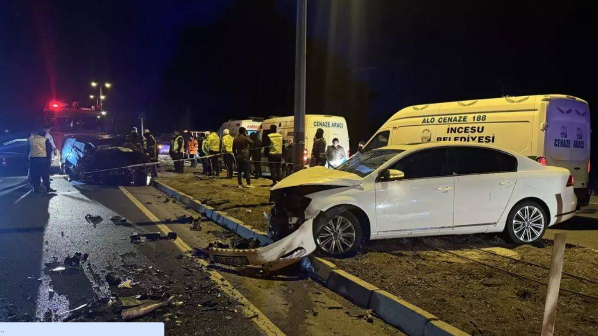 İki otomobil birbirine girdi: 3 can kaybı
