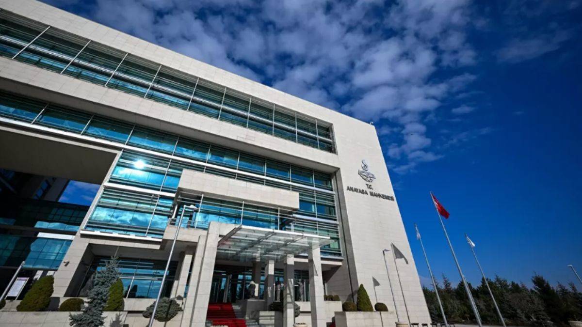 Rapor alıp tatile gitti! AYM iş akdinin feshini haklı buldu