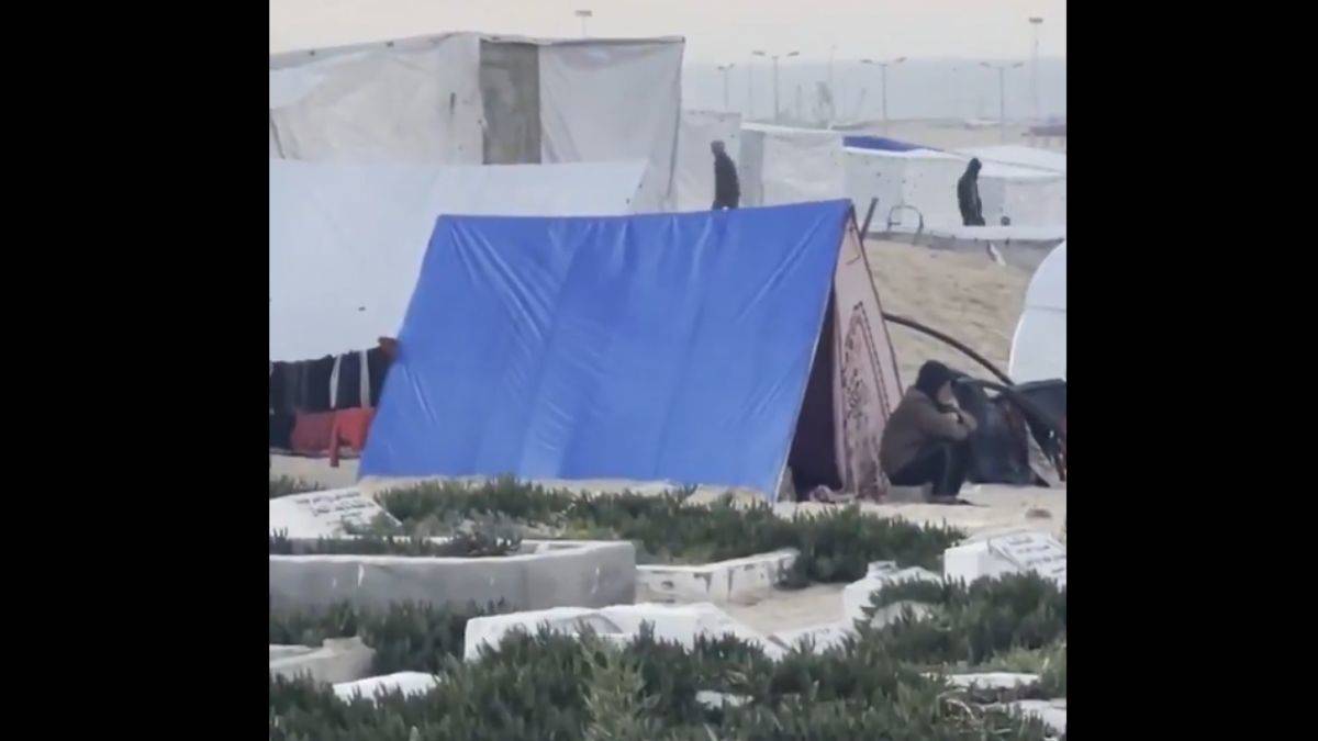 Gazzeliler, İsrail saldırısı nedeniyle mezarlığa sığındı