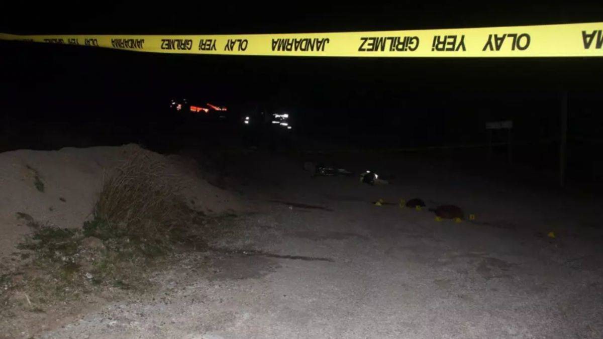 Çanakkale'de seyir halinde ilerleyen motosikletli 2 kişi silahla vurularak hayatını kaybetti