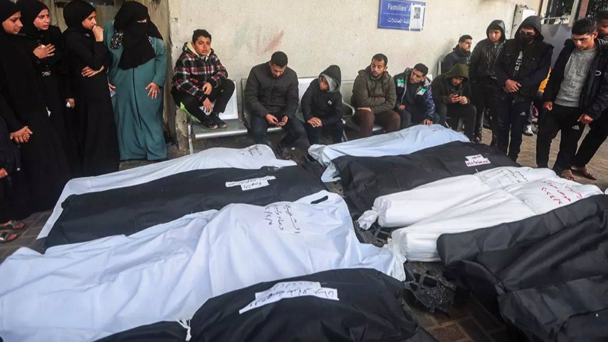 İşgalci İsrail Refah kentini vurdu! Çok sayıda can kaybı var