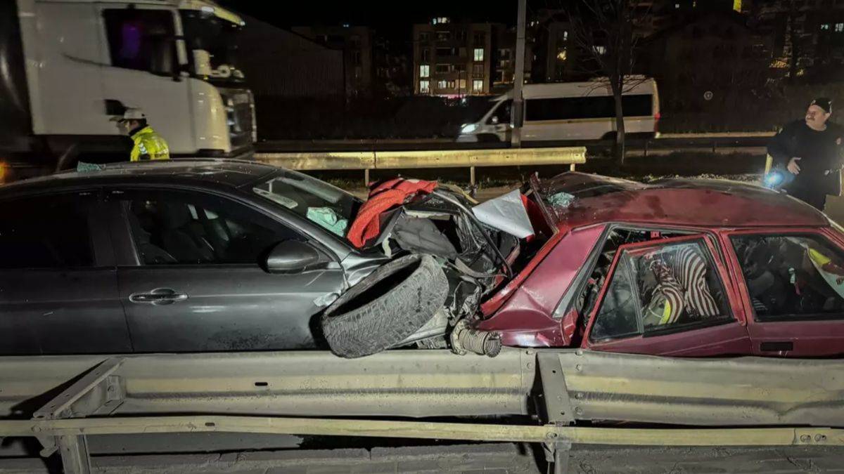 Aracın lastiğini değiştiren kişilere otomobil çarptı