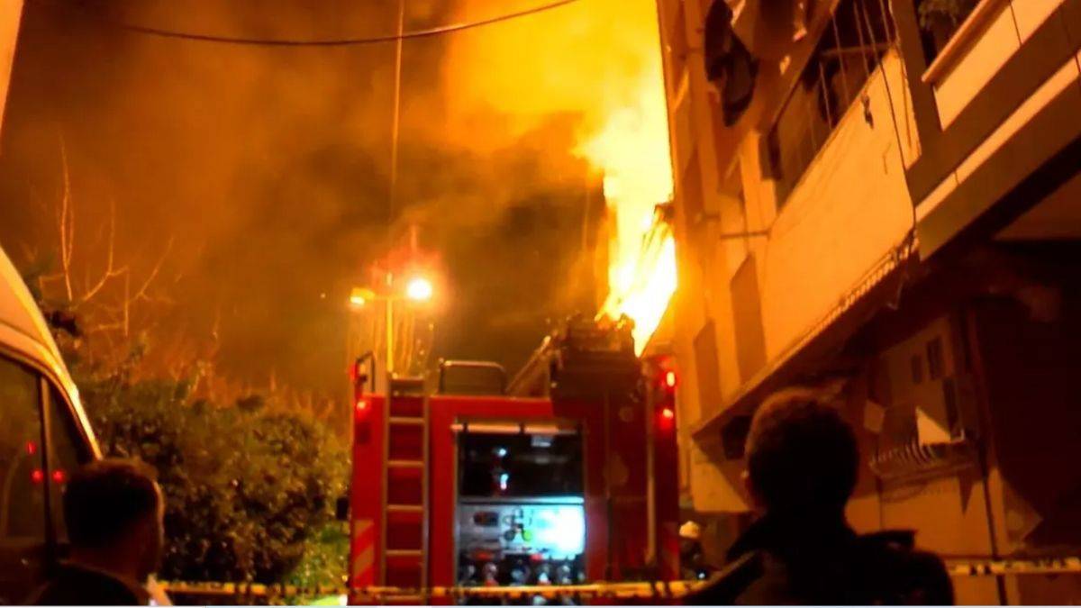 Esenler'de korkutan yangın! Diğer binalara sıçradı