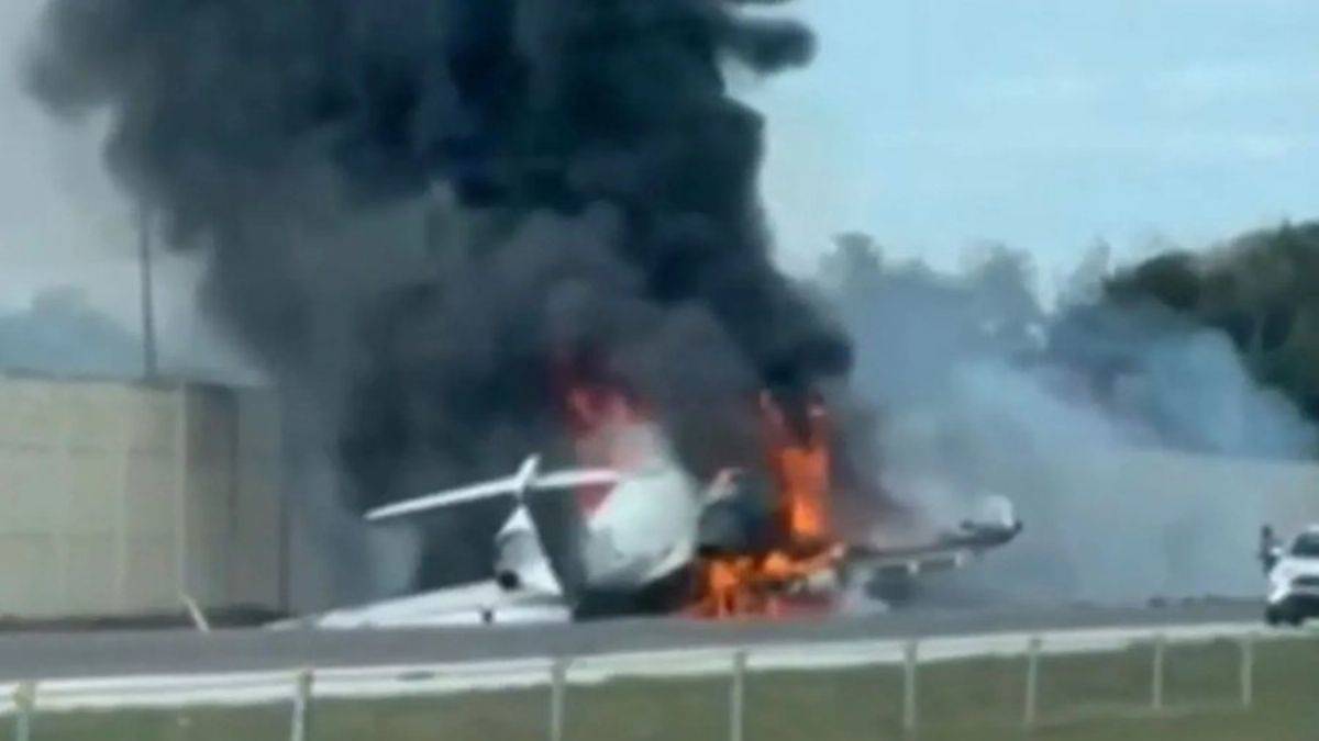 Özel uçak otoyolda otomobille çarpıştı: 2 ölü