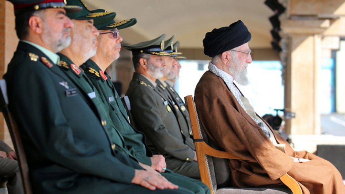 'İran'da dolaşırken, üzerinde 'lanet olsun Ömer'e!' yazan çoraplar giyen insanlar gördüm'