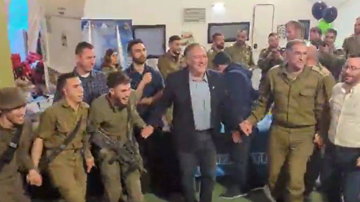 ABD eski Dışişleri Bakanı Pompeo, katliamcı İsrail ordusuyla dans etti