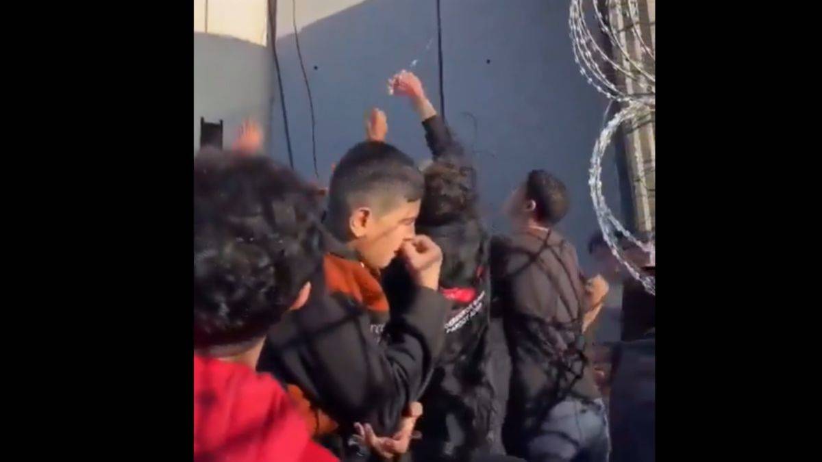 Gazzeli çocuklar Mısır askerlerine seslendi: Bize silah verin