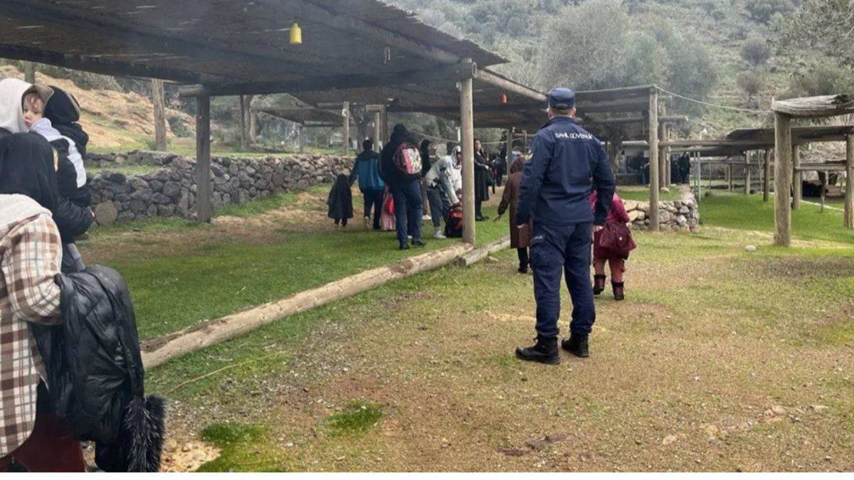 İzmir açıklarında 44 düzensiz göçmen karaya çıkarıldı
