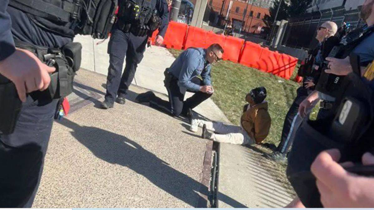 ABD'deki silahlı saldırıda 2 şüphelinin, silahlı şiddet ve tutuklanmaya direnmekle suçlandıkları bildirildi