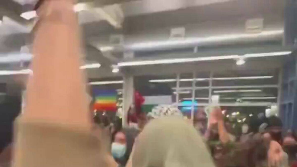 Kaliforniya Üniversitesi öğrencileri İsrail'e gönderilecek 20 milyon dolarlık yardımı engelledi