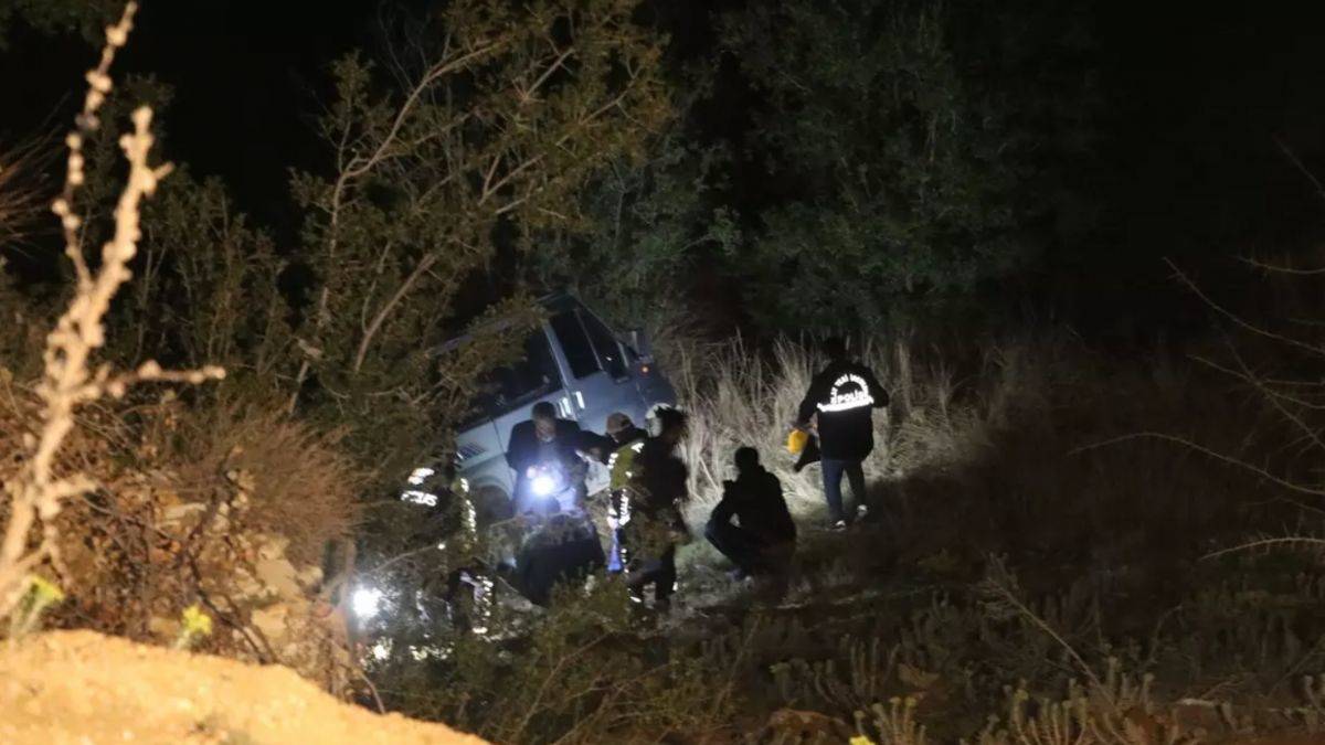 Minibüs şarampole devrildi! Anne öldü, oğlu yaralandı